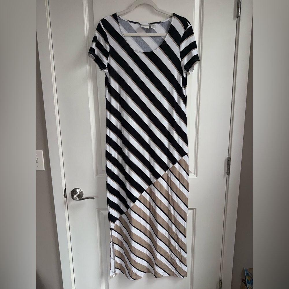 Chico's Zenergy Diagonal Striped Maxi Dress in Black, White, and Tan Size 0
